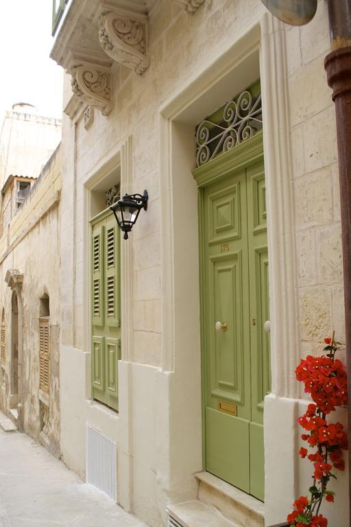 Sally Port سنجليا المظهر الخارجي الصورة
