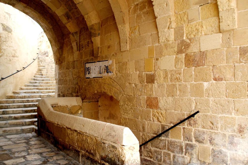 Sally Port سنجليا المظهر الخارجي الصورة